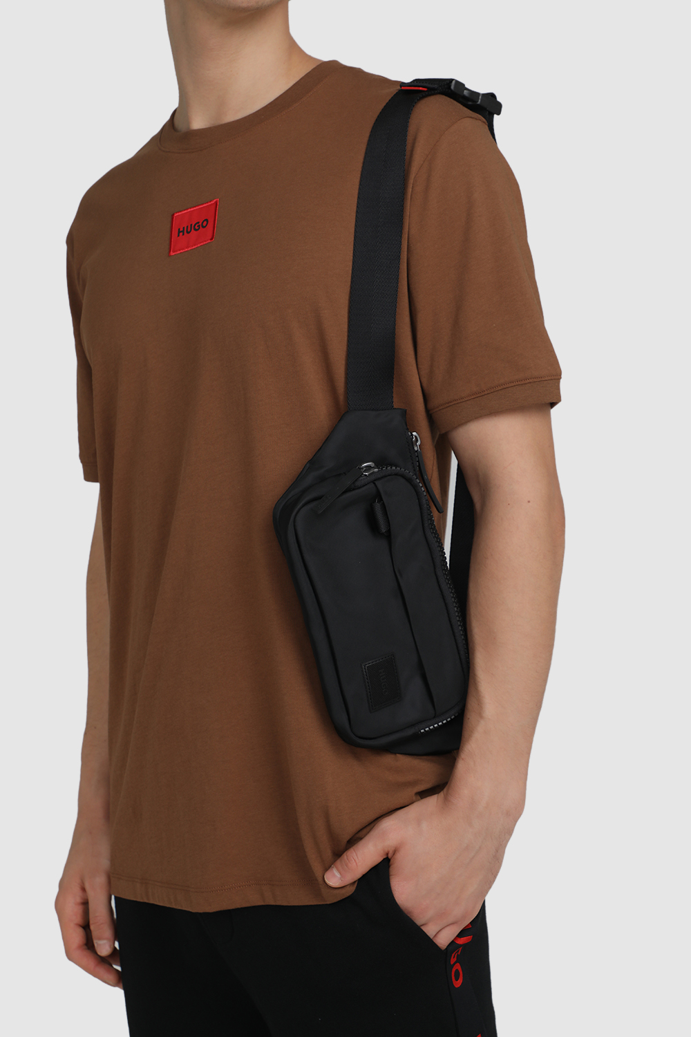 תמונת כל הלוק של תיק פאוץ` שחור